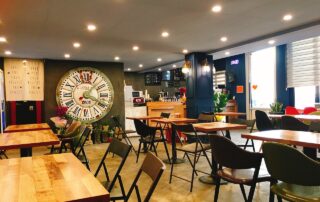 Caffetteria accogliente con arredi personalizzati