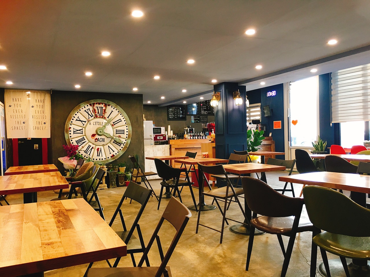 Caffetteria accogliente con arredi personalizzati Caffetteria accogliente con arredi personalizzati